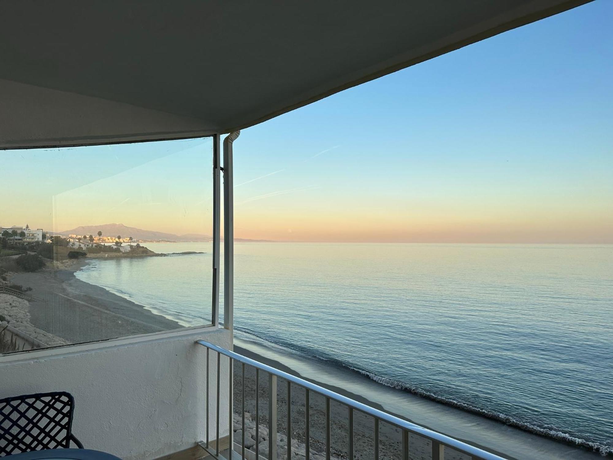 Beachfront, Top Floor Corner 2-Bed, Estepona Paseo Apartment Exterior photo