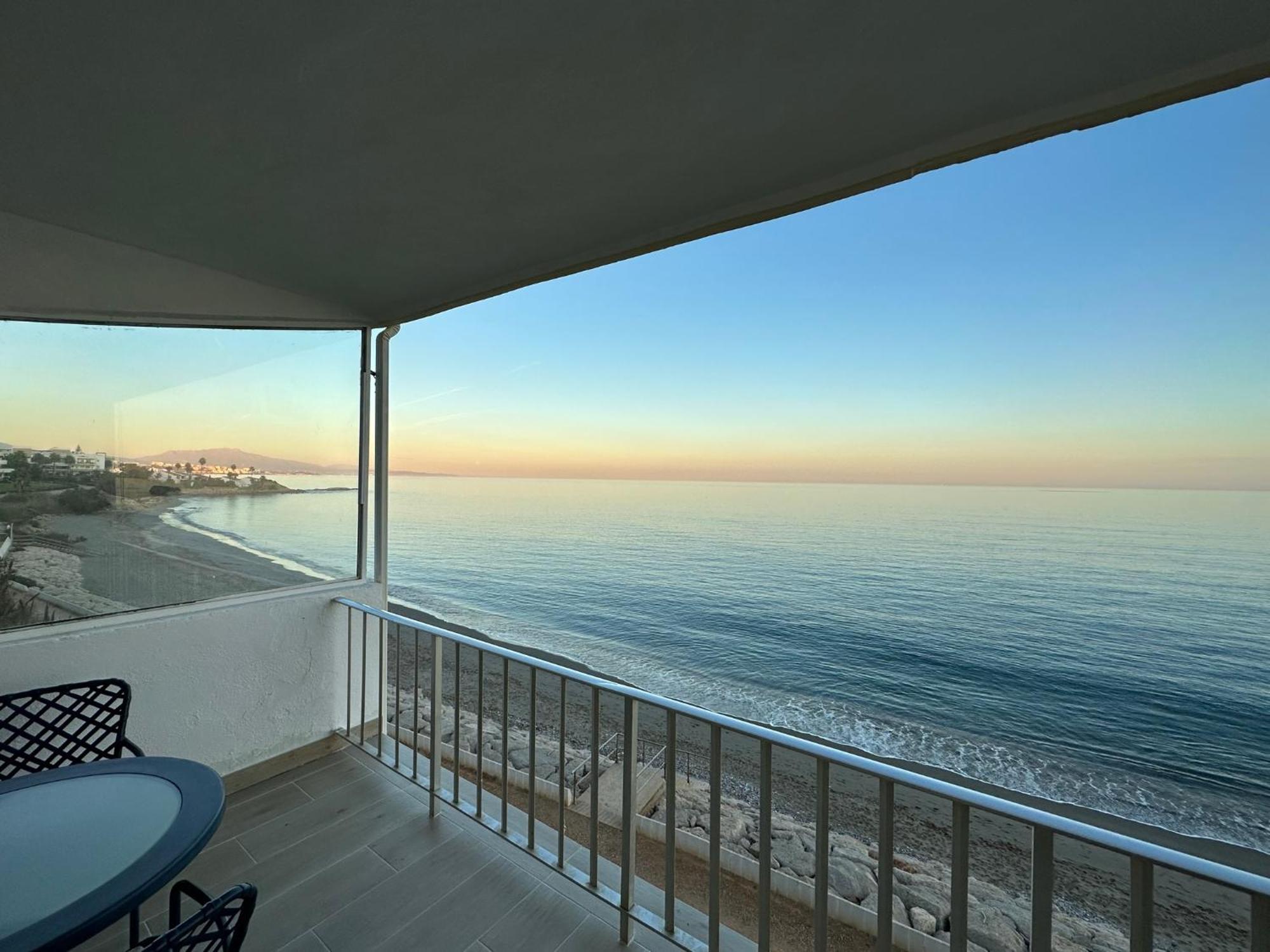 Beachfront, Top Floor Corner 2-Bed, Estepona Paseo Apartment Exterior photo